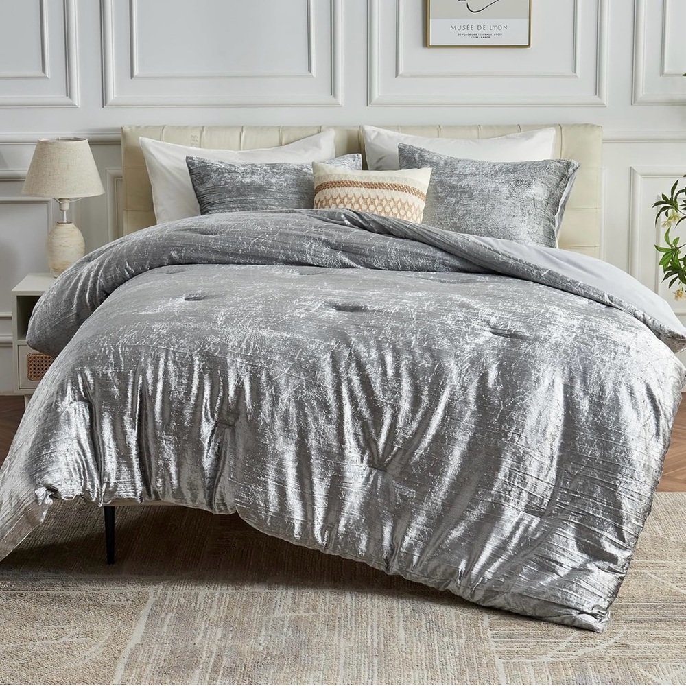 Luxurious Silver Comforter Set